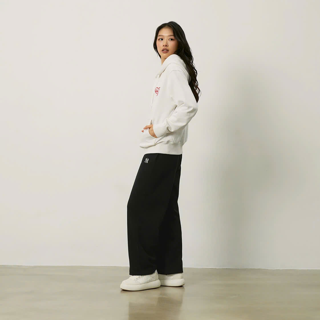 Áo nỉ hoodie trắng, có chữ redsox hình trái tim đỏ bên ngực