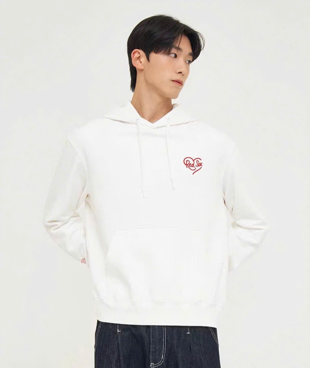 Áo nỉ hoodie trắng, có chữ redsox hình trái tim đỏ bên ngực