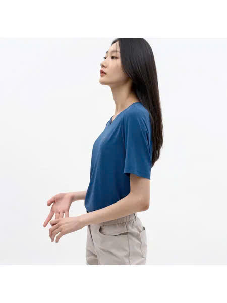 Áo phông cổ tim, ngắn tay, đính hạt hình tim