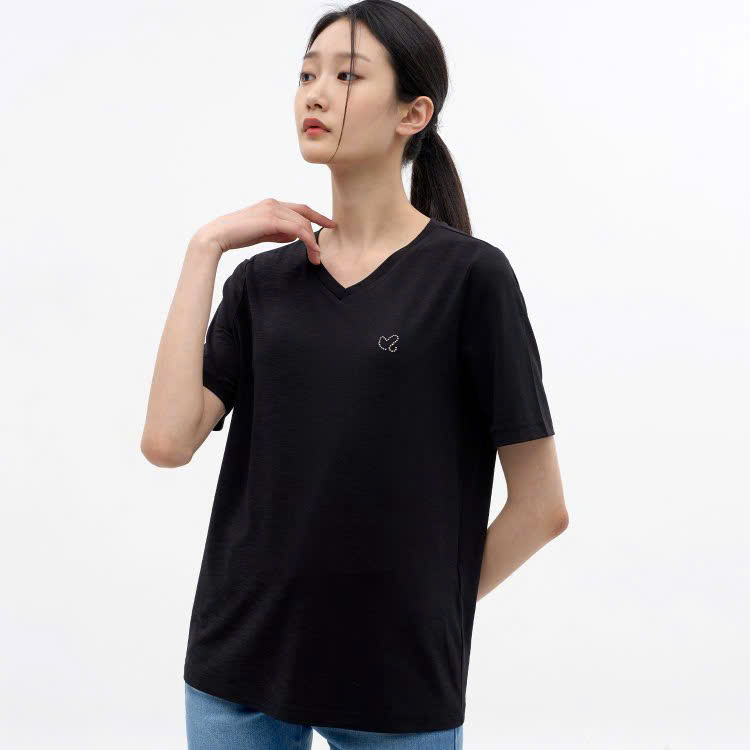 Áo phông cổ tim, ngắn tay, đính hạt hình tim