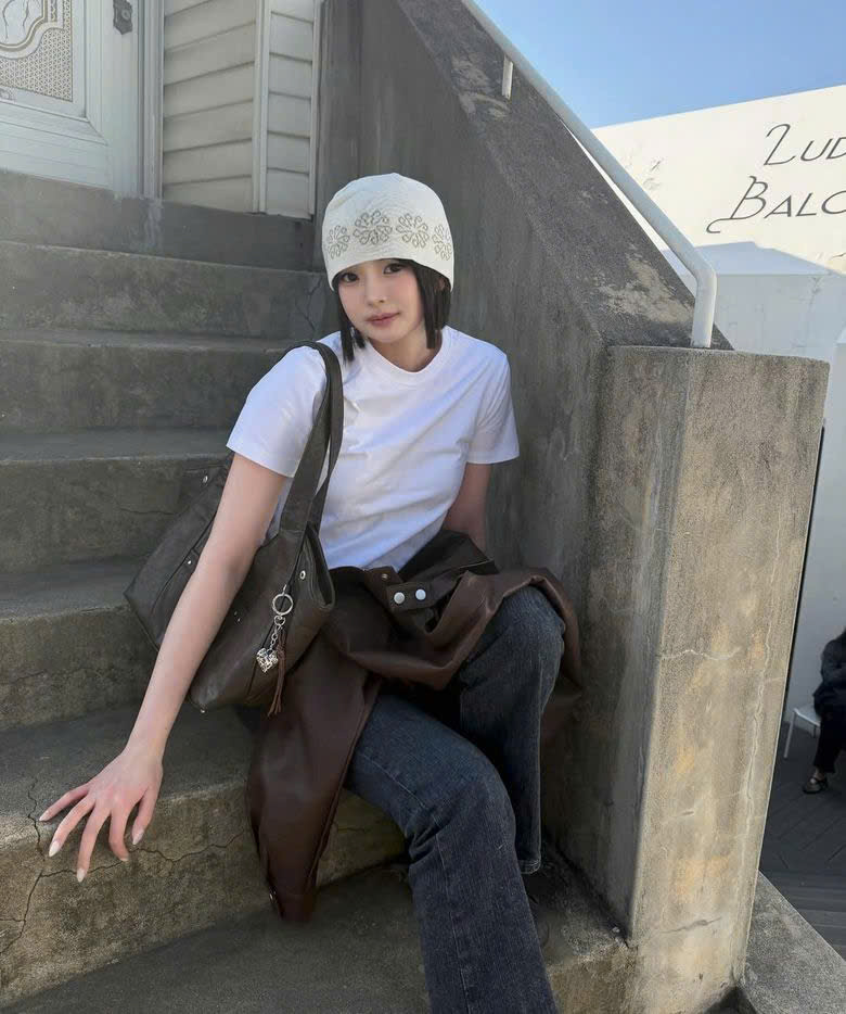 Áo phông cổ tròn, dáng lửng nhẹ