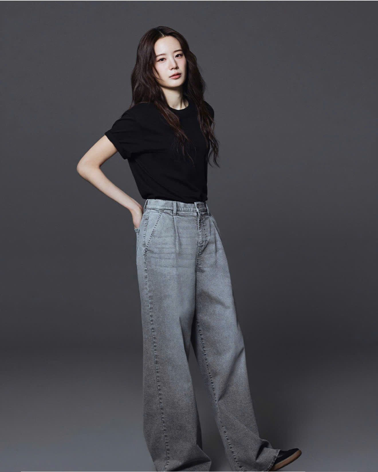 Áo phông cổ tròn, dáng lửng nhẹ