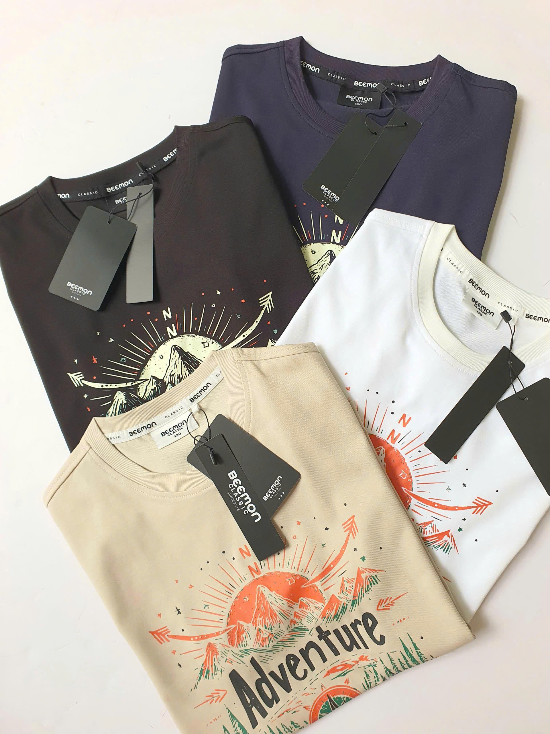 Áo phông cotton Beemon cho bé, chữ Adventure và họa tiết mặt trời trước ngực
