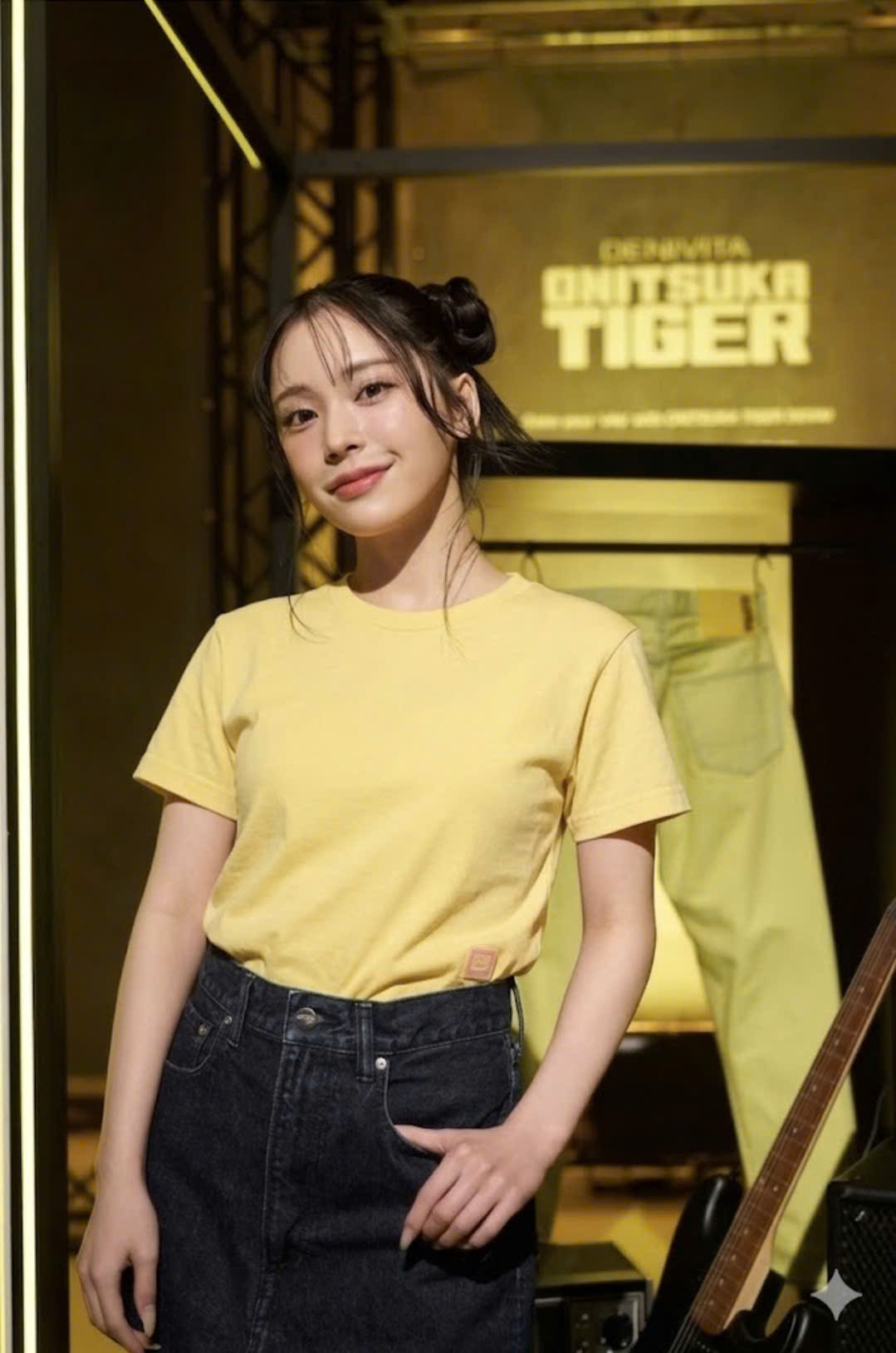 Áo phông crop nhẹ, cổ tròn, logo nhỏ dưới gấu