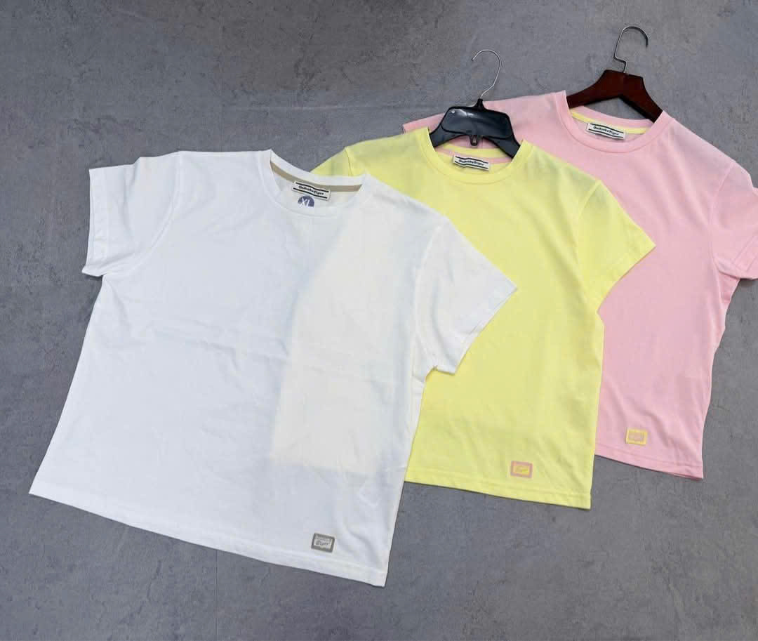 Áo phông crop nhẹ, cổ tròn, logo nhỏ dưới gấu