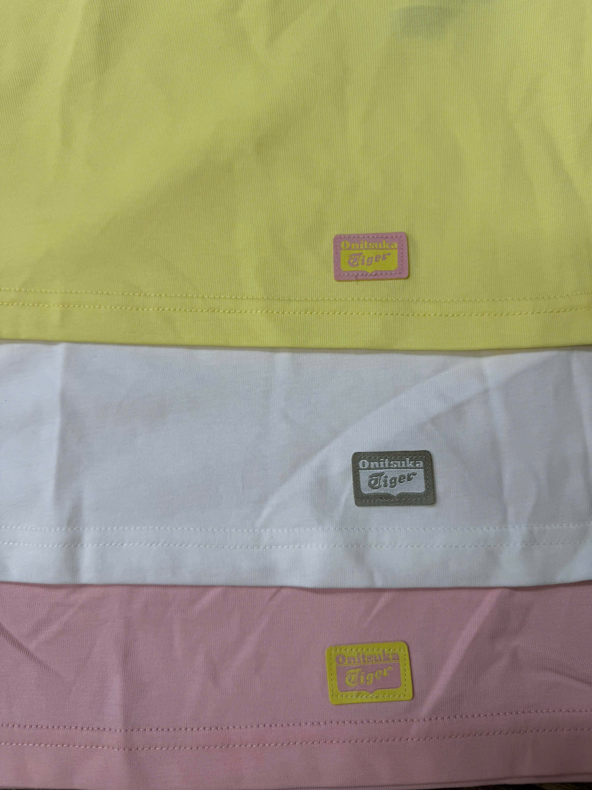 Áo phông crop nhẹ, cổ tròn, logo nhỏ dưới gấu
