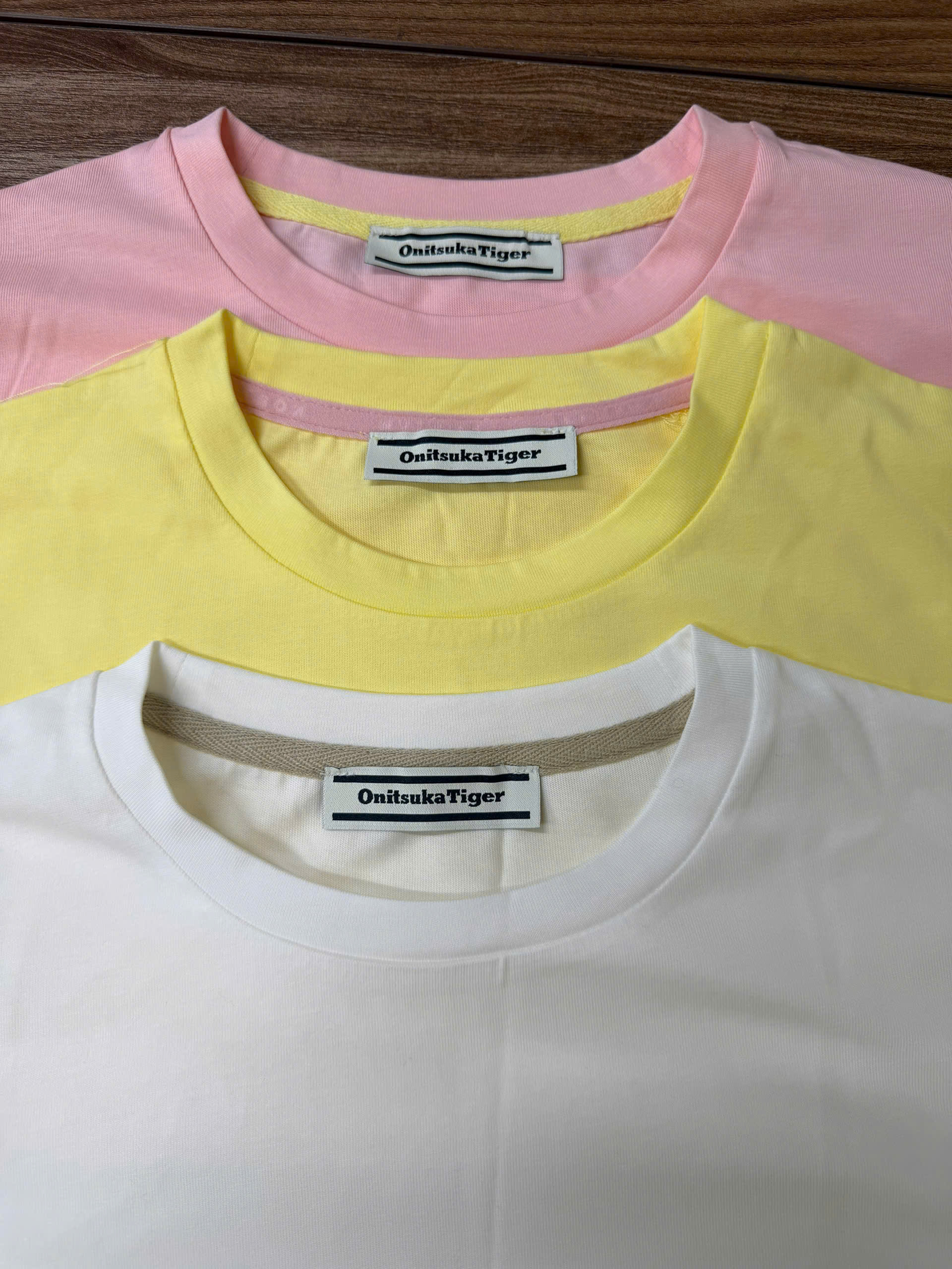 Áo phông crop nhẹ, cổ tròn, logo nhỏ dưới gấu