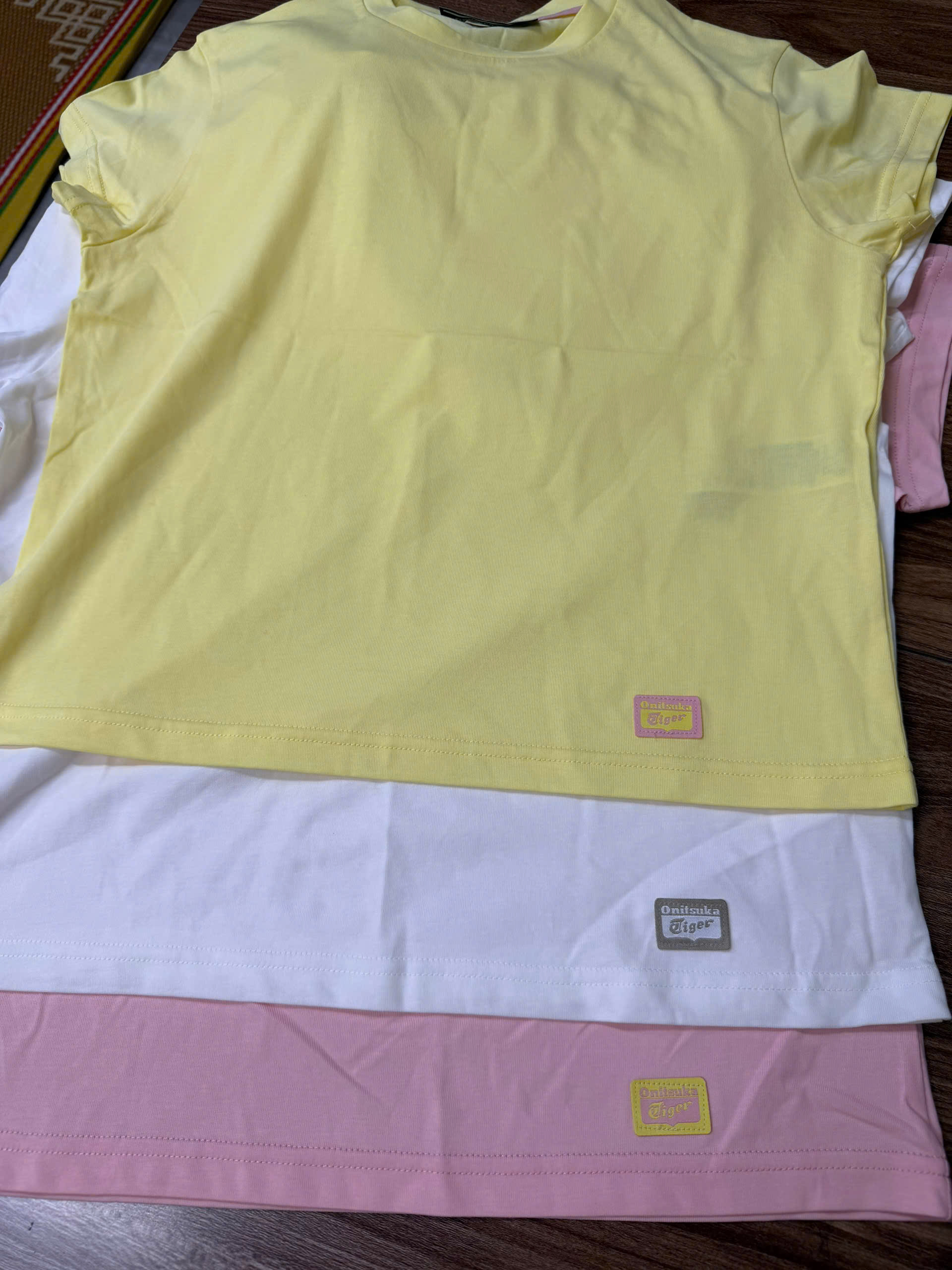Áo phông crop nhẹ, cổ tròn, logo nhỏ dưới gấu