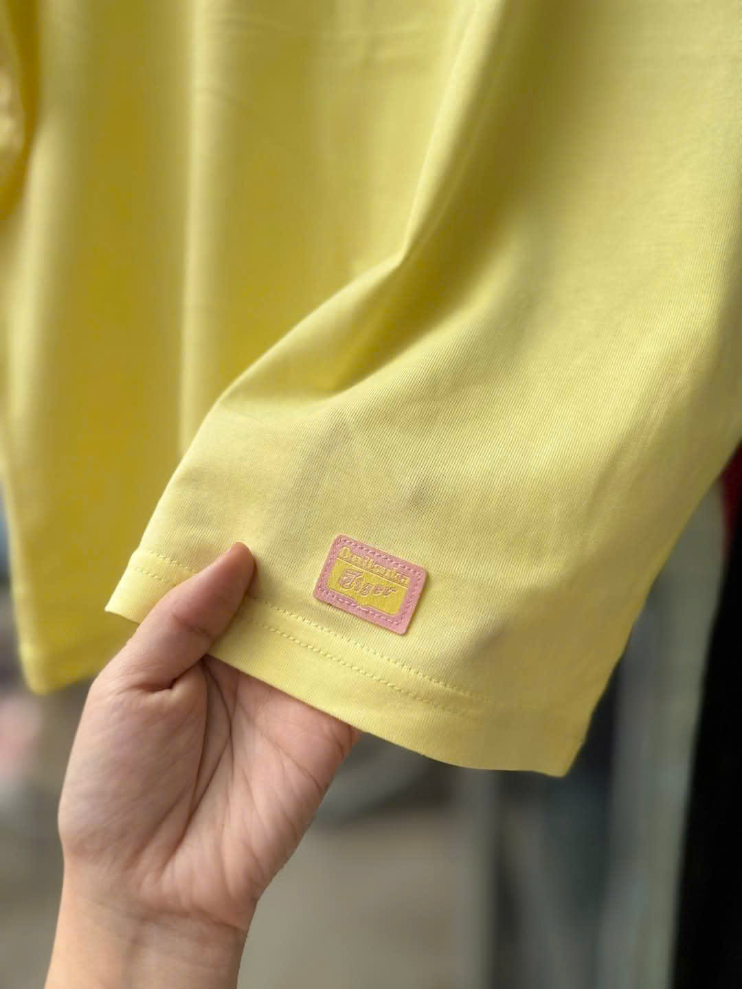 Áo phông crop nhẹ, cổ tròn, logo nhỏ dưới gấu