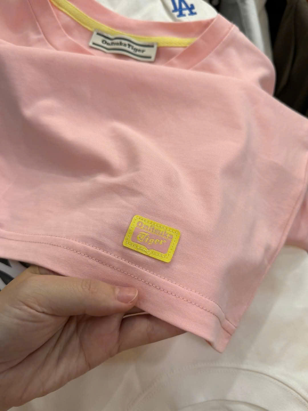 Áo phông crop nhẹ, cổ tròn, logo nhỏ dưới gấu