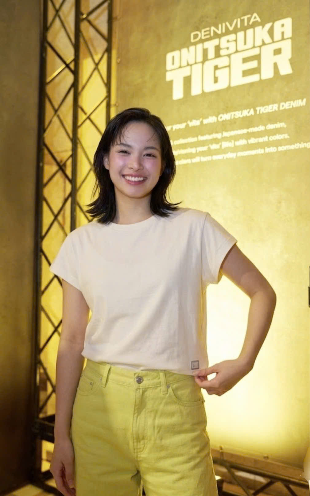 Áo phông crop nhẹ, cổ tròn, logo nhỏ dưới gấu