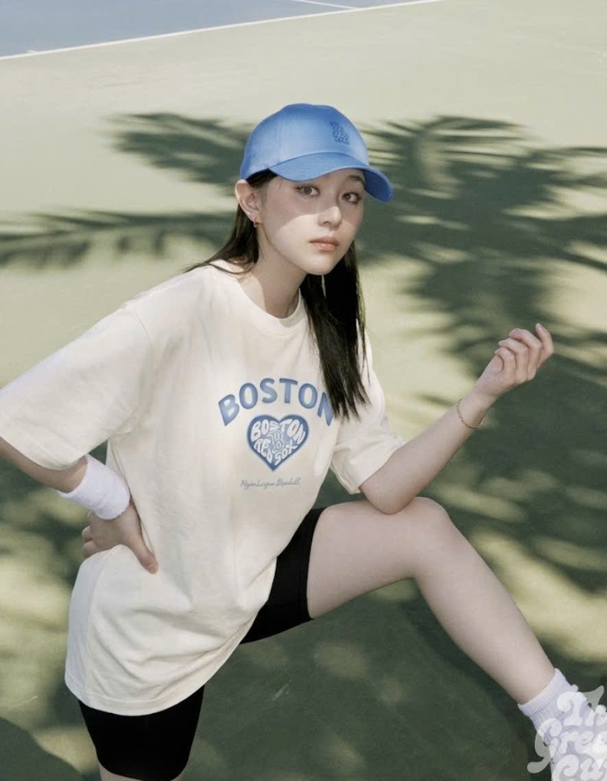 Áo phông dáng oversize , chữ trước ngực