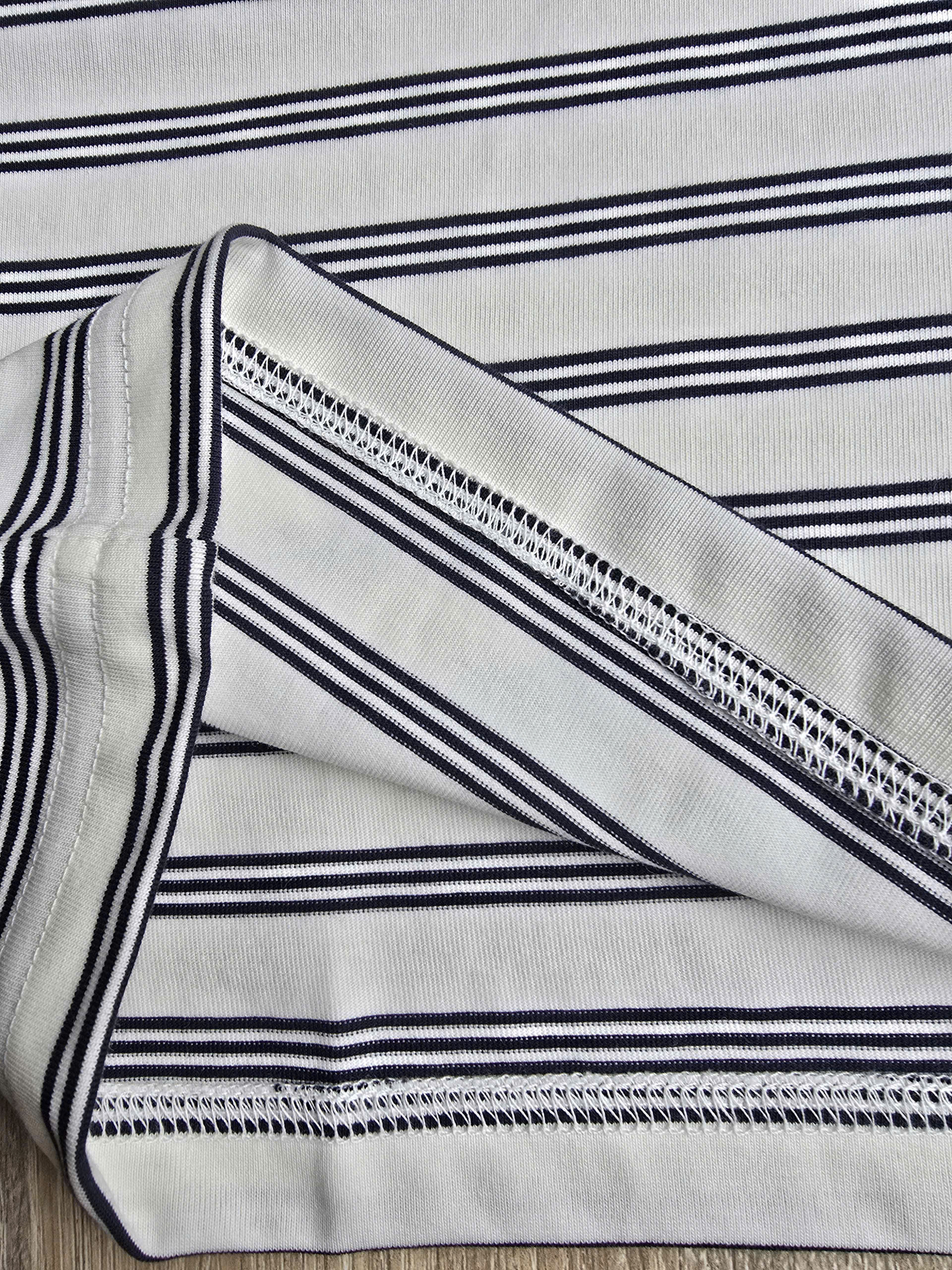 Áo phông kẻ ngang, logo hoa 4 cánh