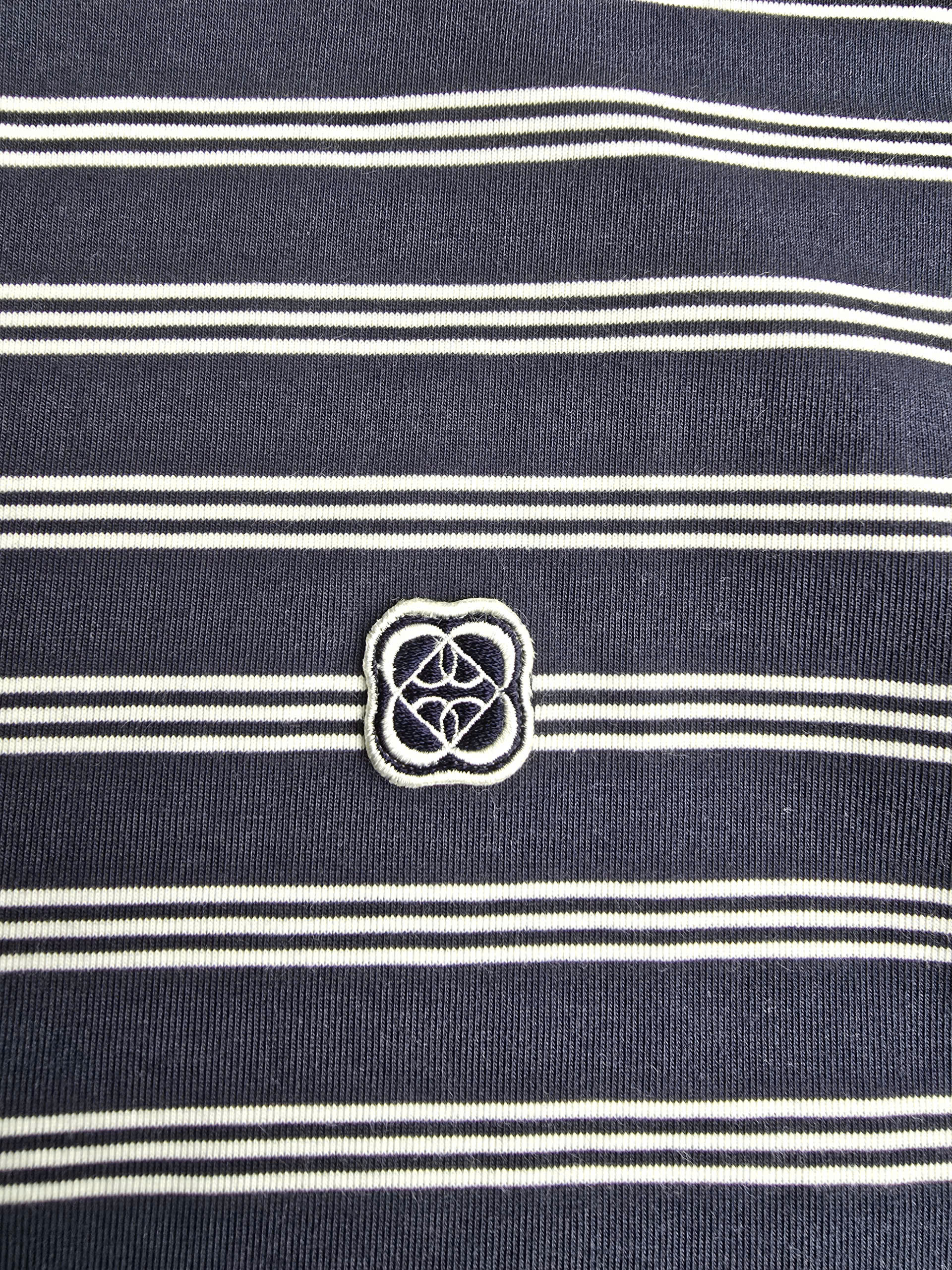 Áo phông kẻ ngang, logo hoa 4 cánh