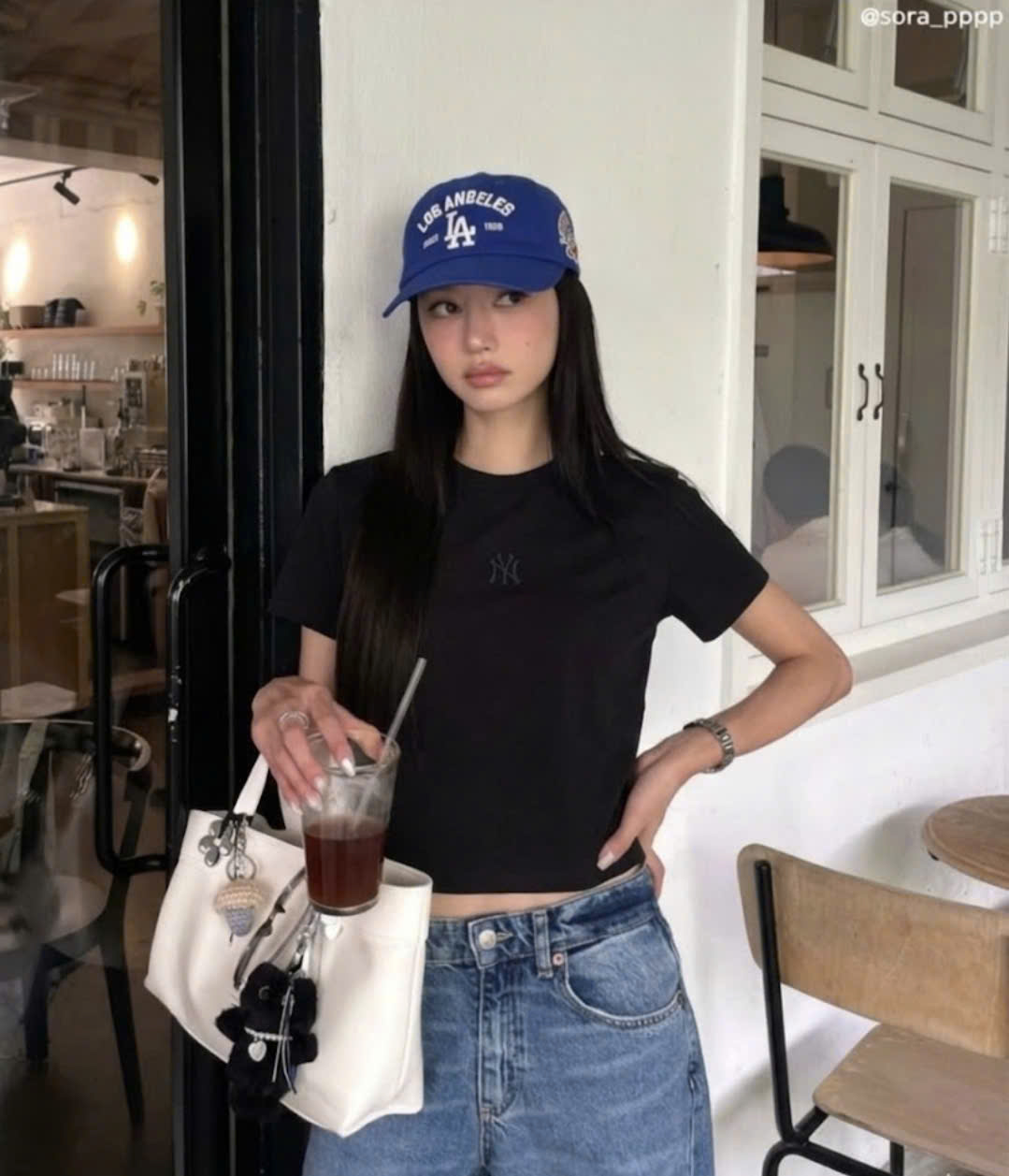 Áo phông dáng oversize , chữ trước ngực