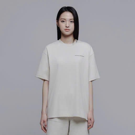 Áo phông oversize cổ tròn, dòng chữ ngực nhỏ