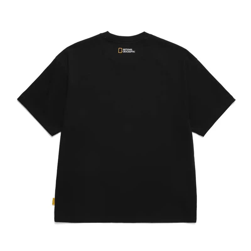 Áo phông oversize cổ tròn, dòng chữ ngực nhỏ