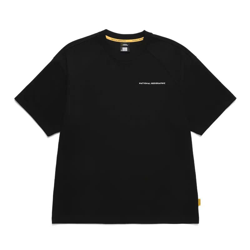 Áo phông oversize cổ tròn, dòng chữ ngực nhỏ