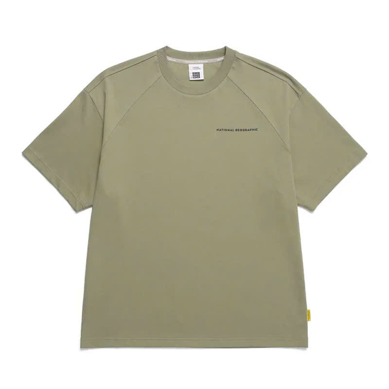 Áo phông oversize cổ tròn, dòng chữ ngực nhỏ