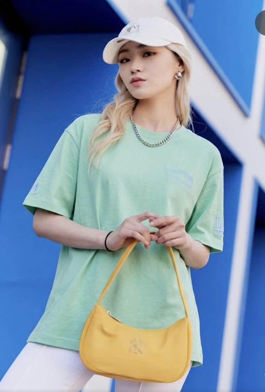 Áo phông oversize chữ thêu trước ngực, sau lưng hình lá cây