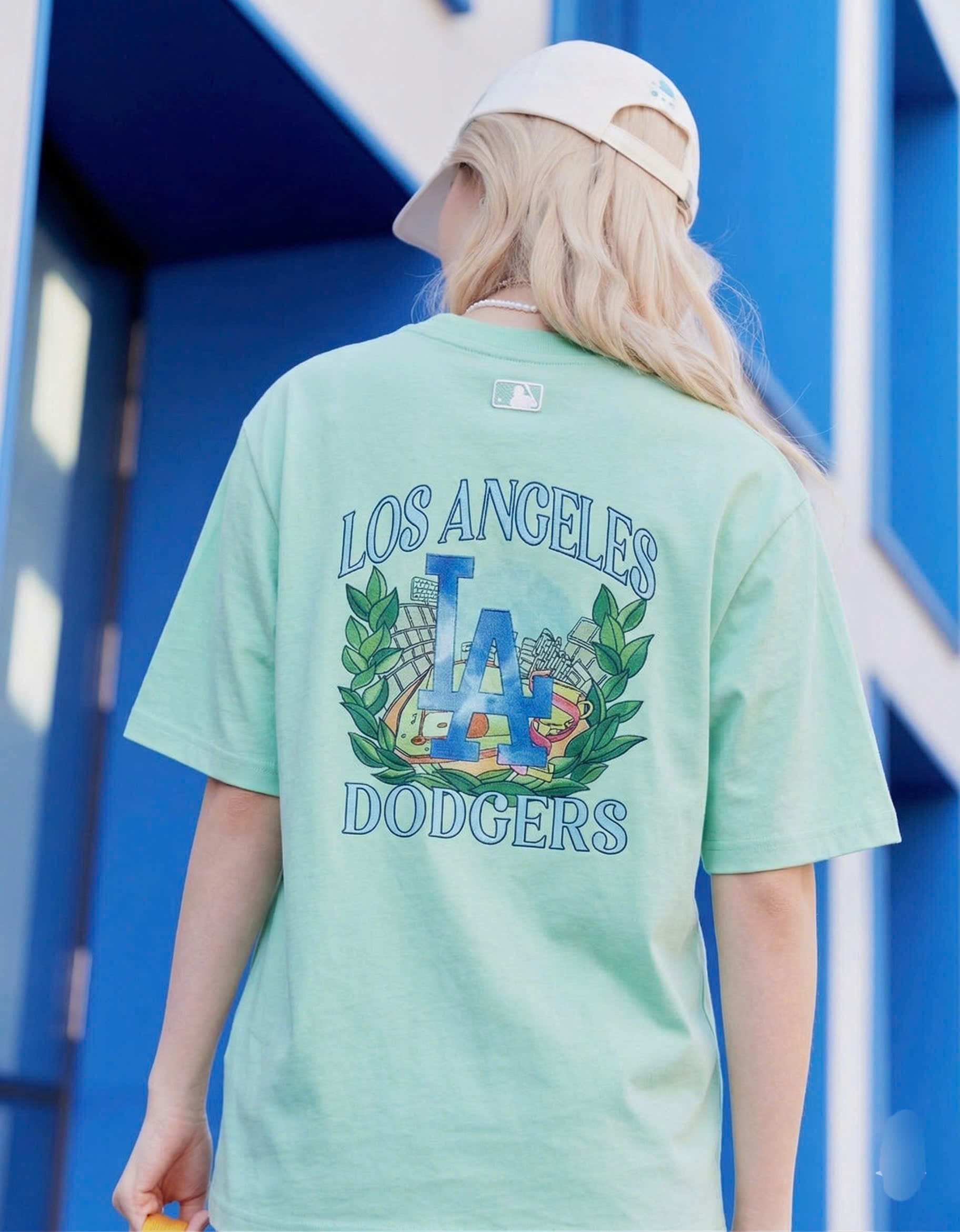 Áo phông oversize chữ thêu trước ngực, sau lưng hình lá cây