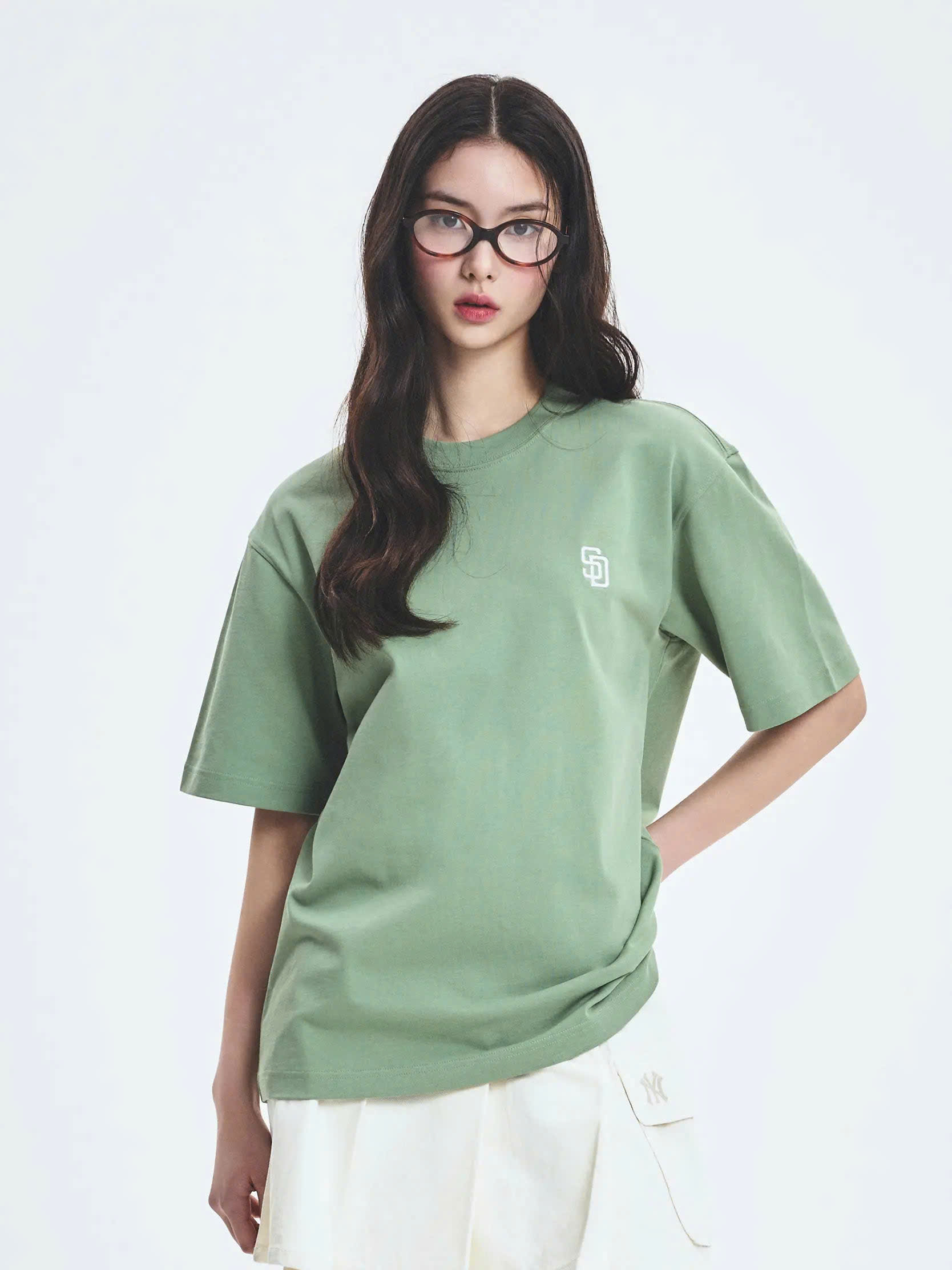 Áo phông oversize, thêu chữ trắng nhỏ SD