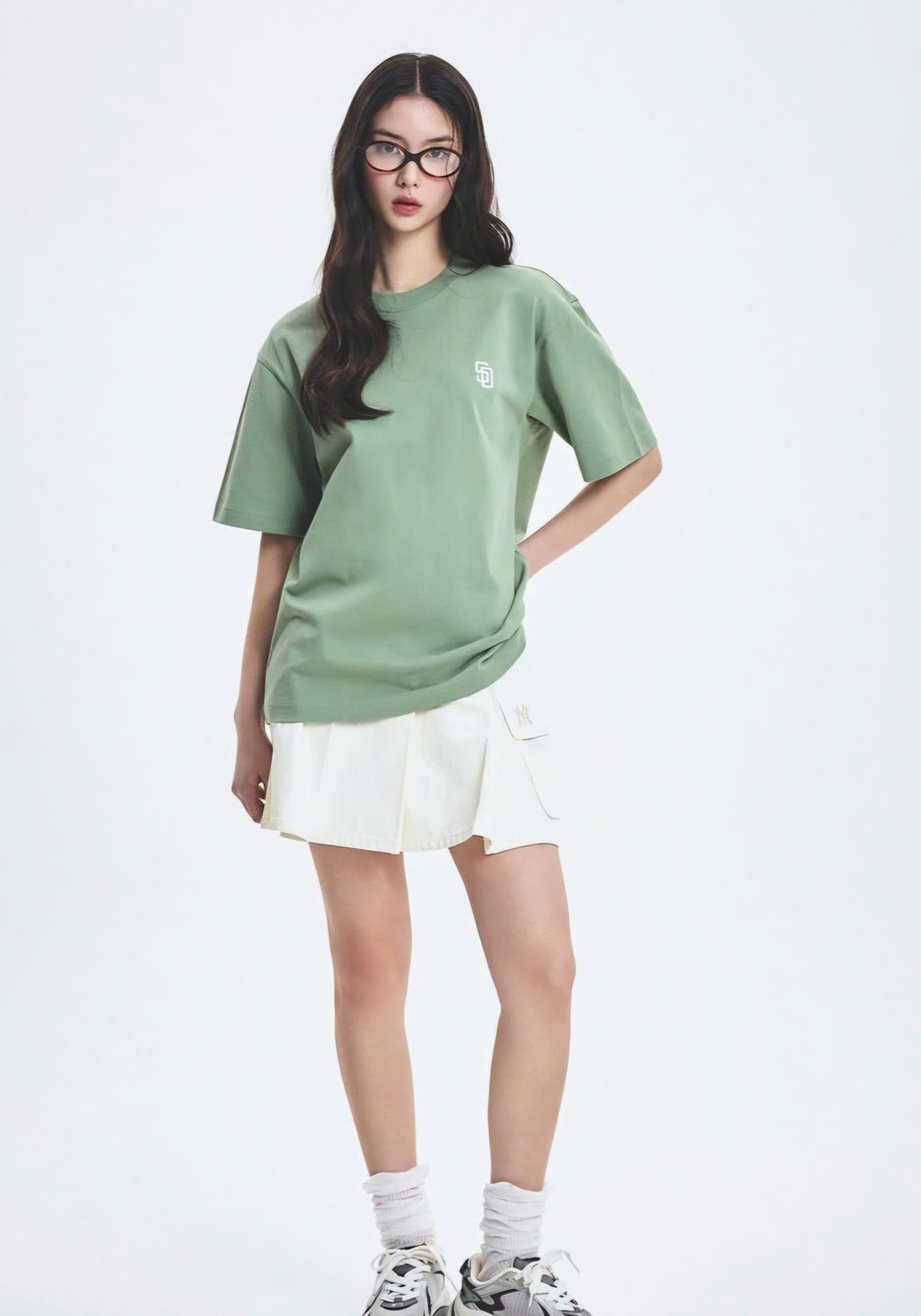 Áo phông oversize, thêu chữ trắng nhỏ SD