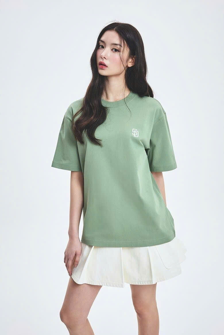 Áo phông oversize, thêu chữ trắng nhỏ SD