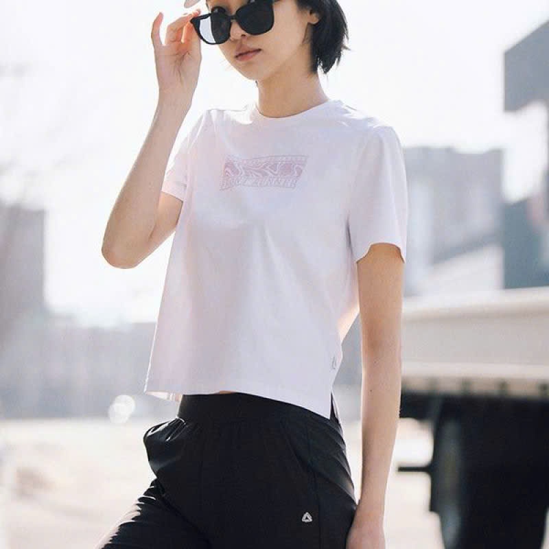 Áo phông thể thao cổ tròn, ngắn tay, logo nhỏ trước ngực