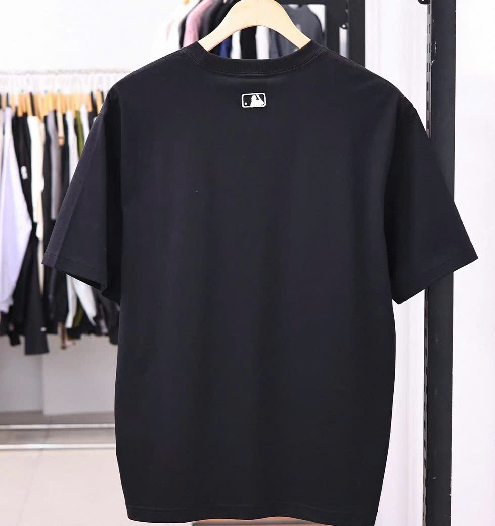 Áo phông unisex,cổ tròn, chữ trước ngực, sau lưng trơn