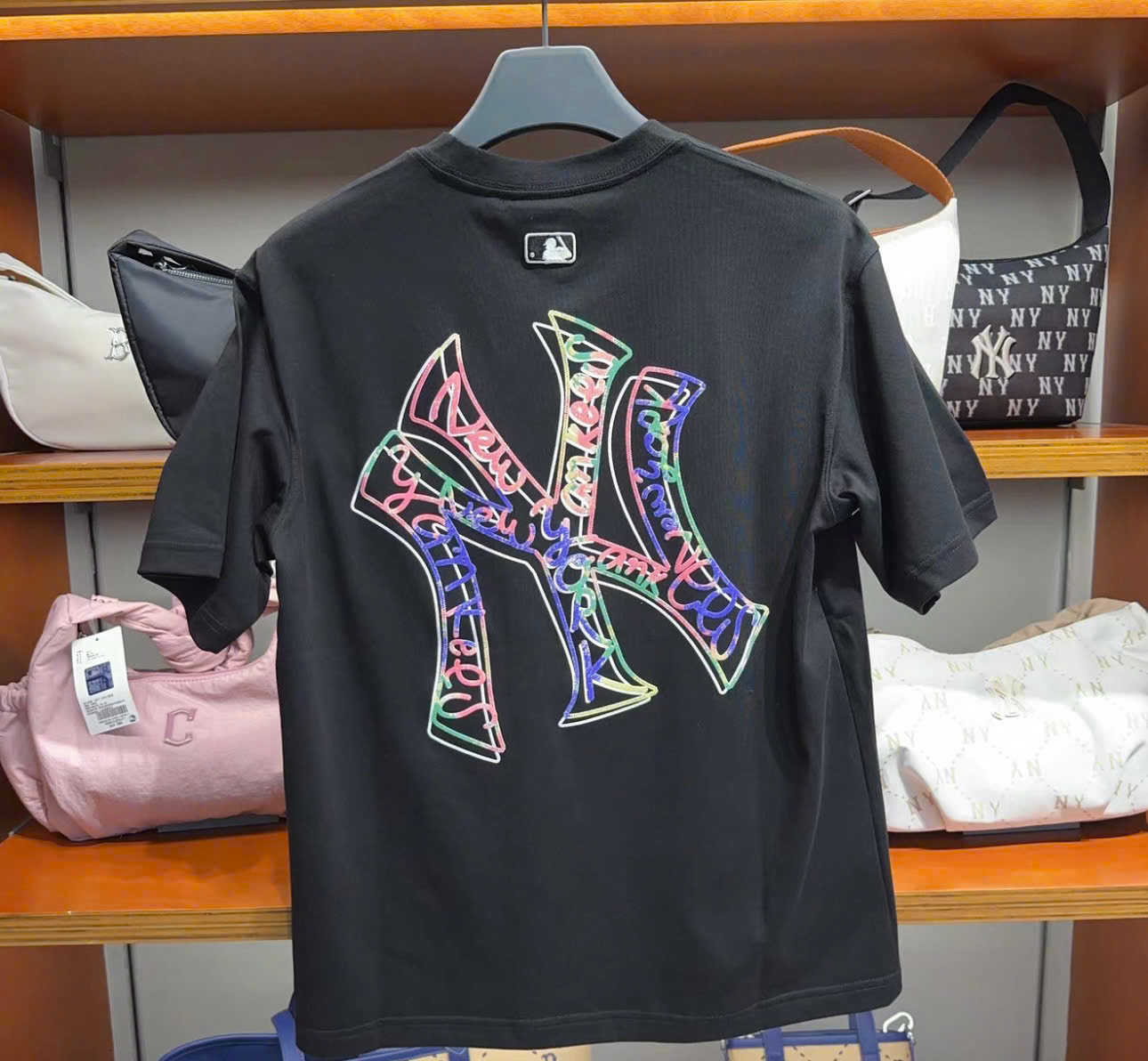 Áo phông unisex cổ tròn, sau lưng logo to, sắc màu