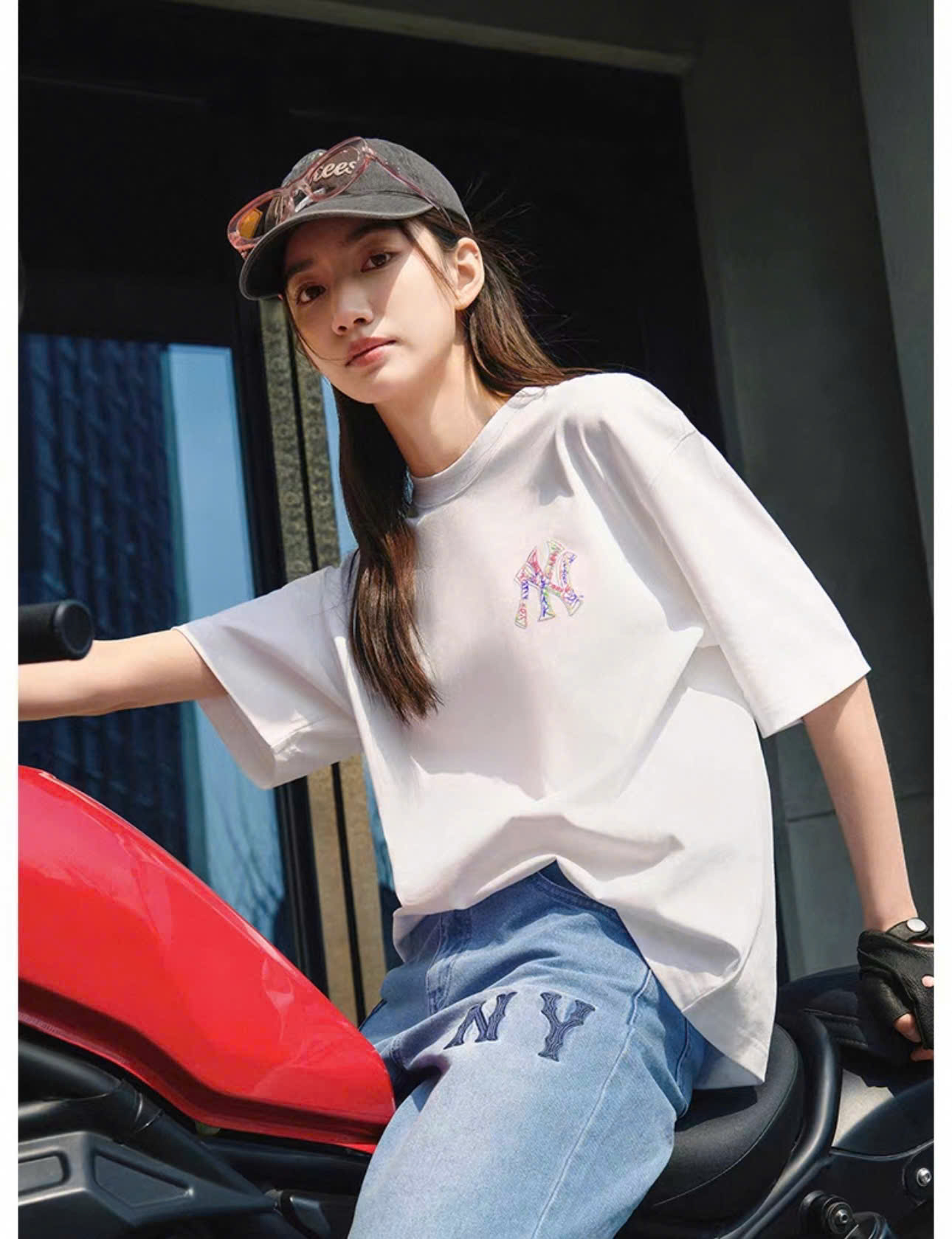 Áo phông unisex cổ tròn, sau lưng logo to, sắc màu