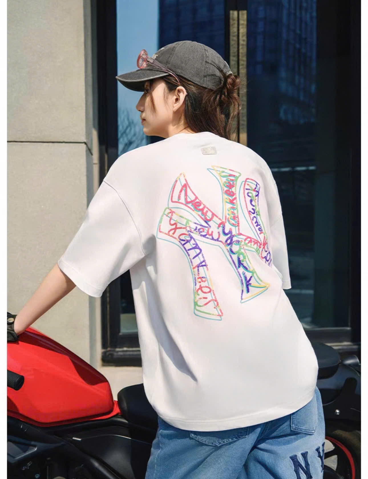 Áo phông unisex cổ tròn, sau lưng logo to, sắc màu