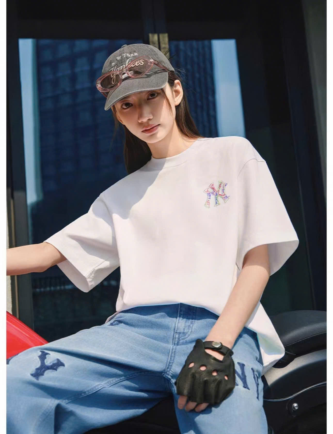 Áo phông unisex cổ tròn, sau lưng logo to, sắc màu