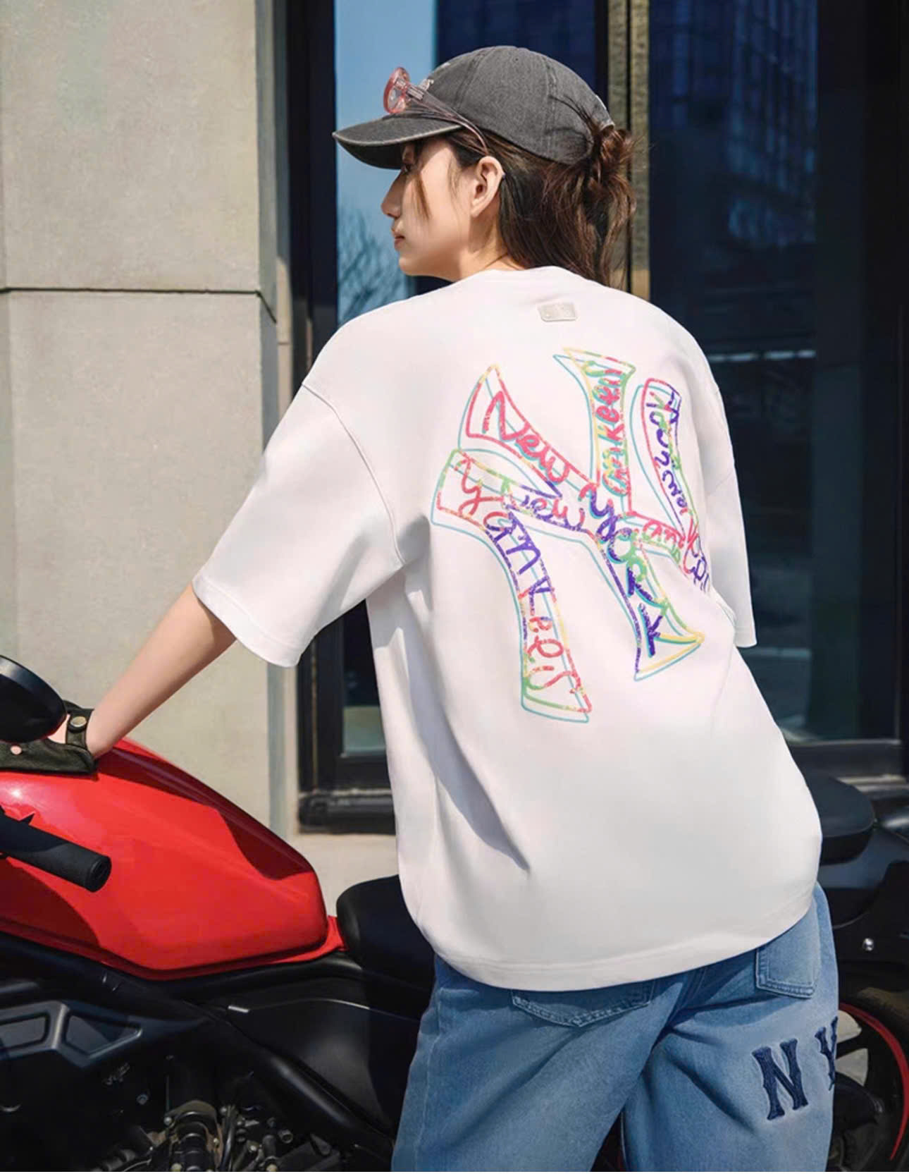 Áo phông unisex cổ tròn, sau lưng logo to, sắc màu