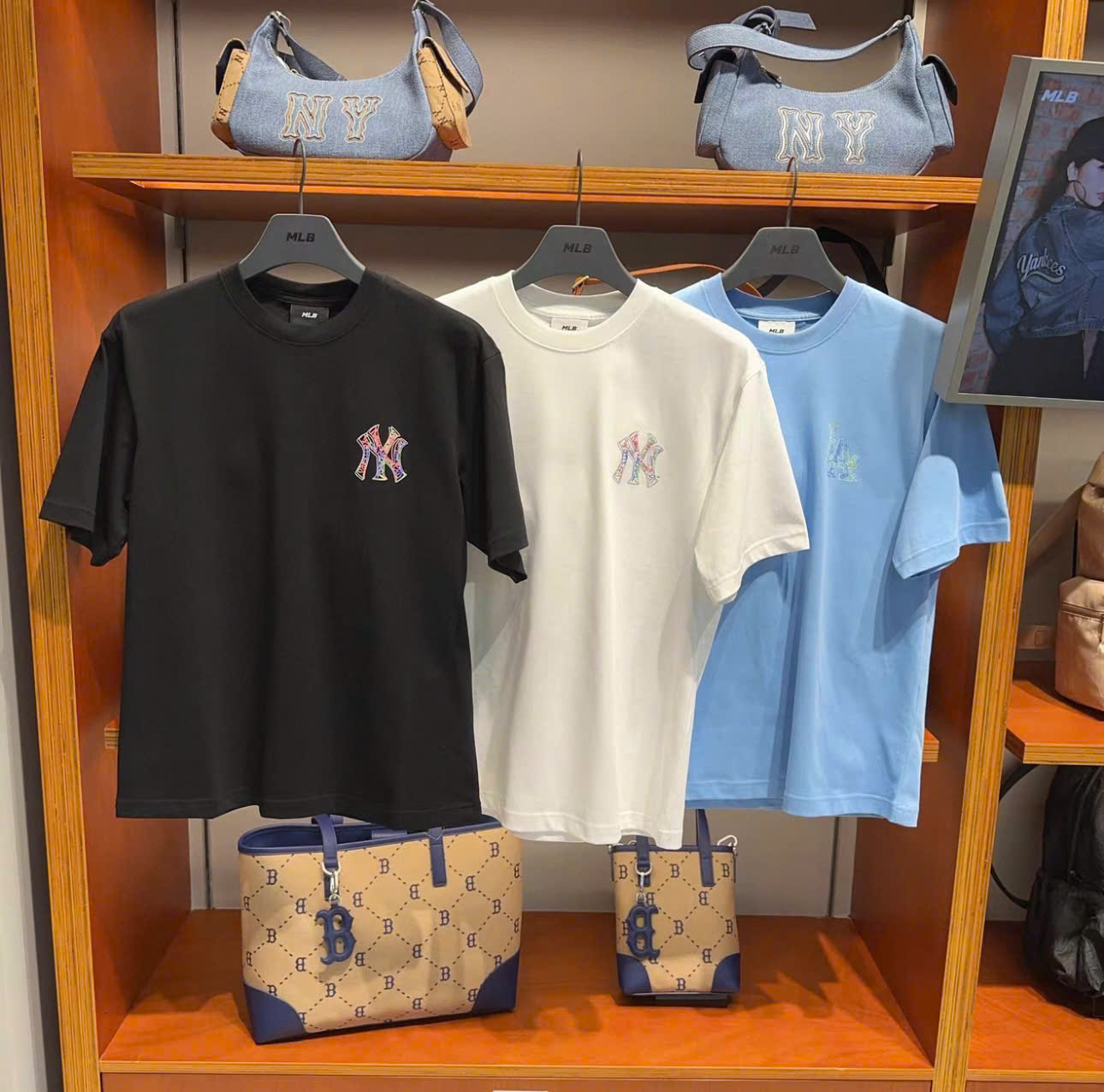 Áo phông unisex cổ tròn, sau lưng logo to, sắc màu