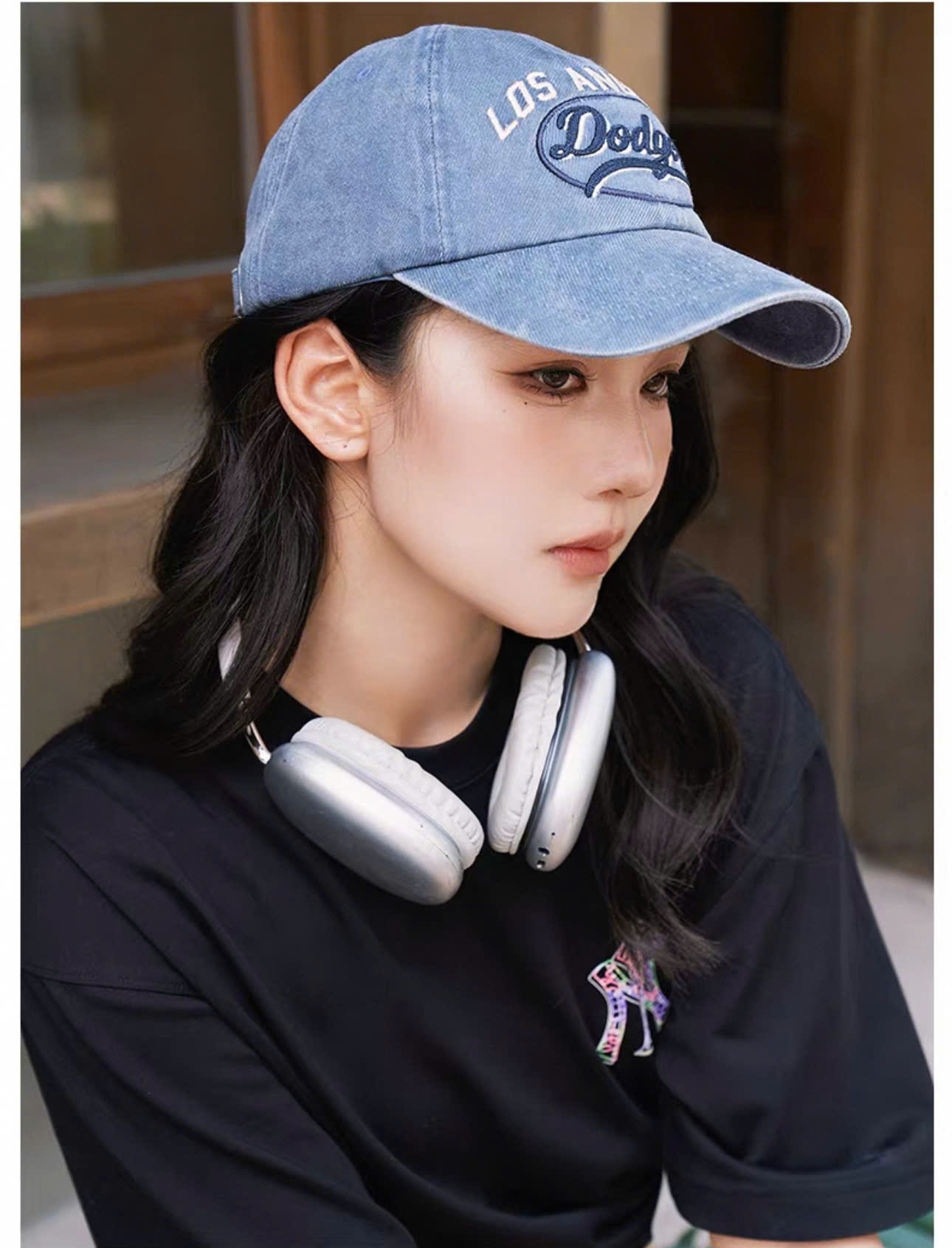 Áo phông unisex cổ tròn, sau lưng logo to, sắc màu