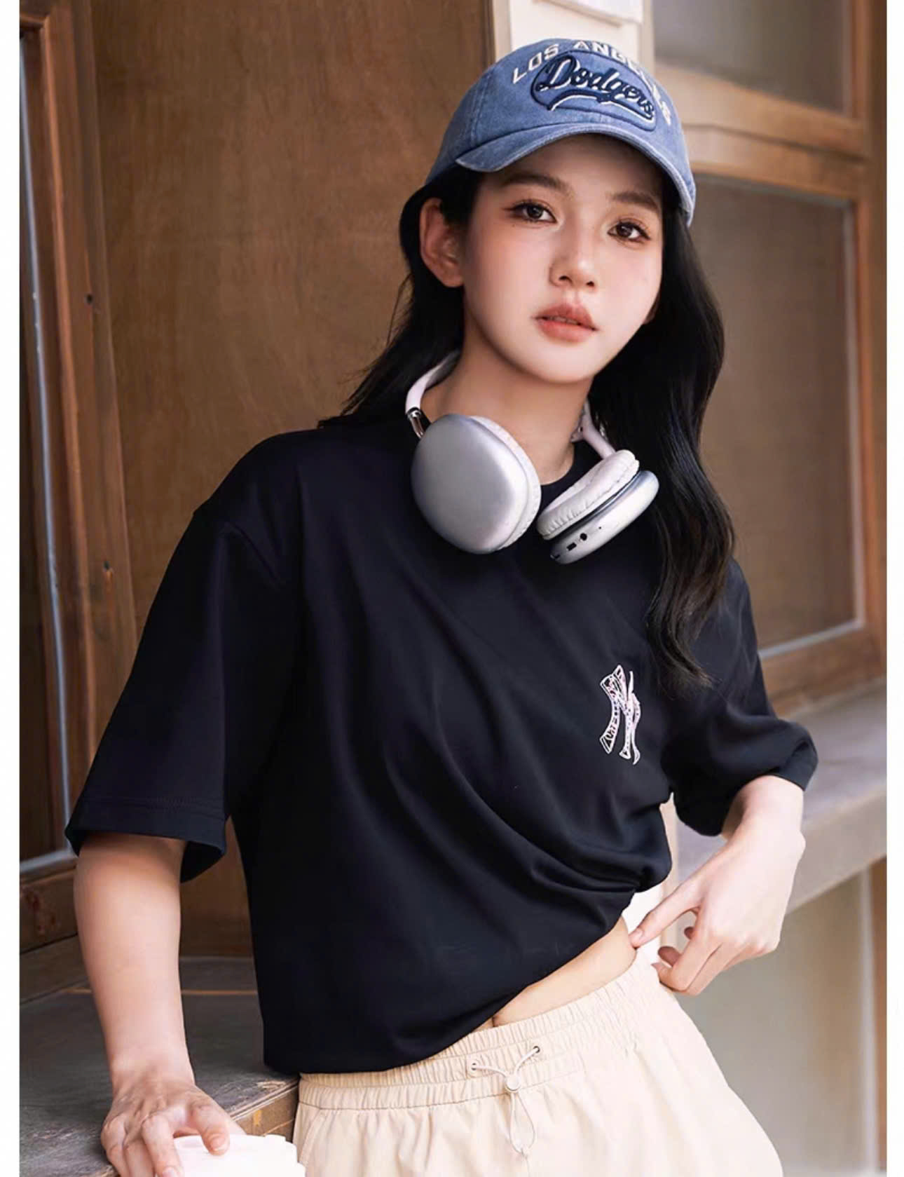 Áo phông unisex cổ tròn, sau lưng logo to, sắc màu