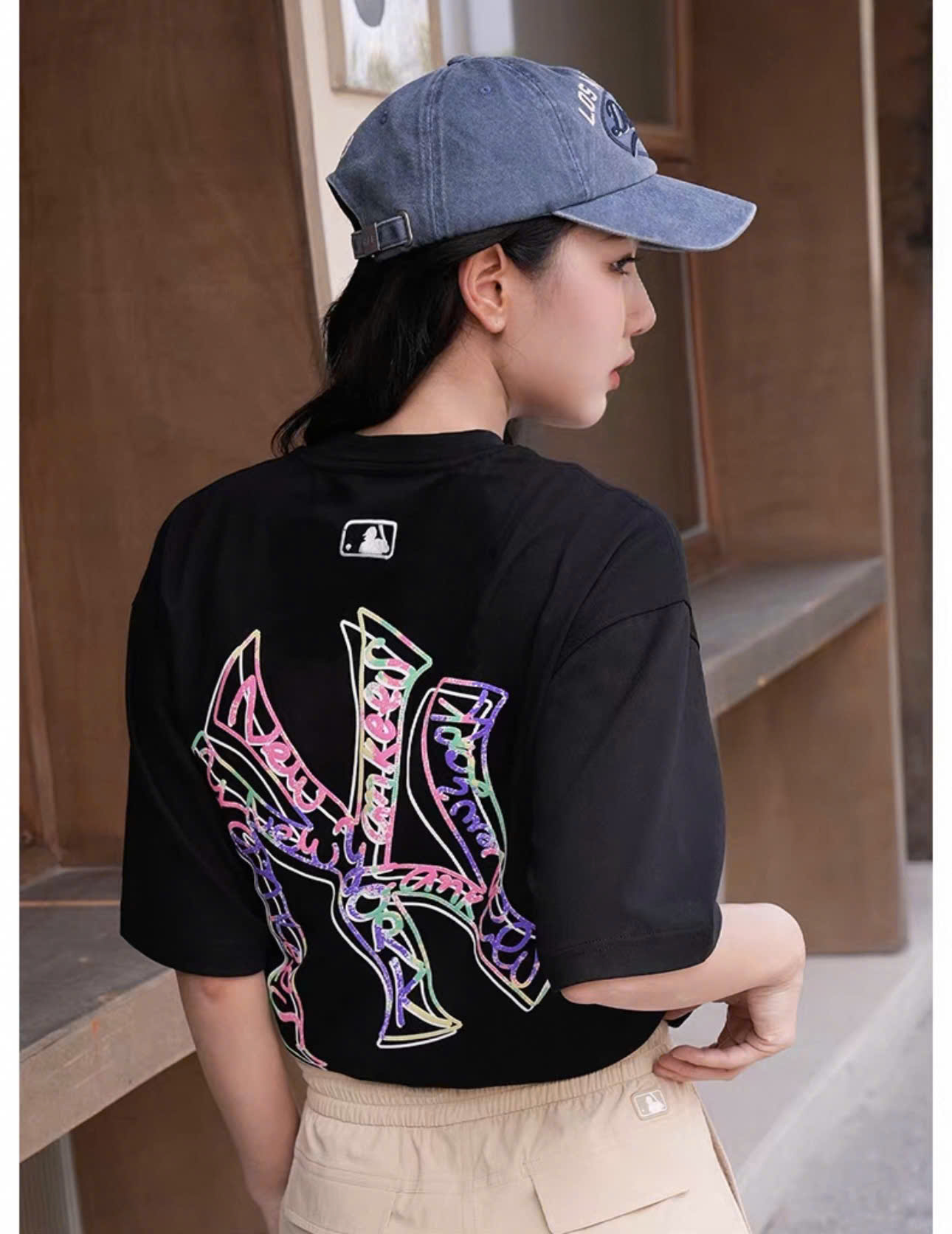 Áo phông unisex cổ tròn, sau lưng logo to, sắc màu