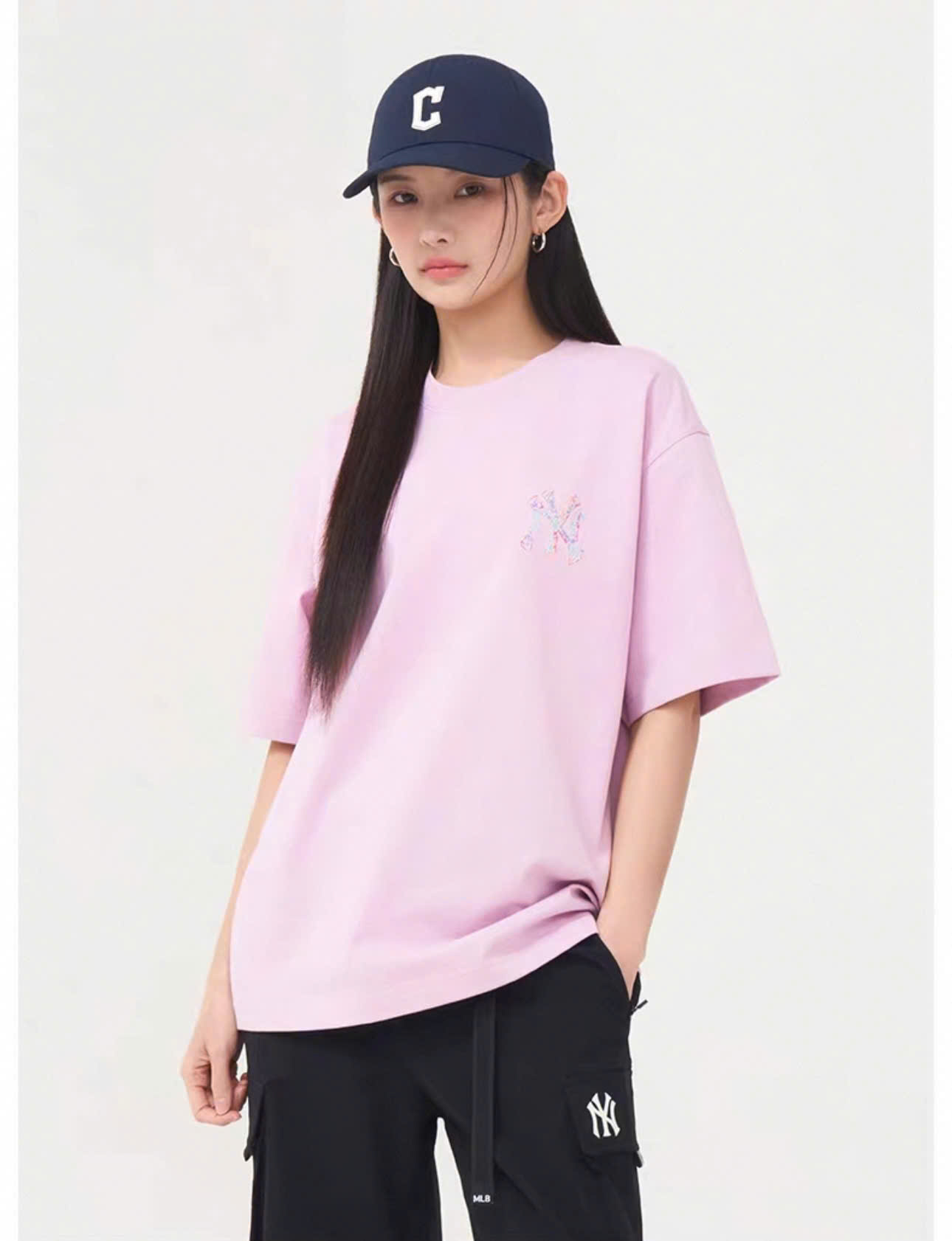 Áo phông unisex cổ tròn, sau lưng logo to, sắc màu