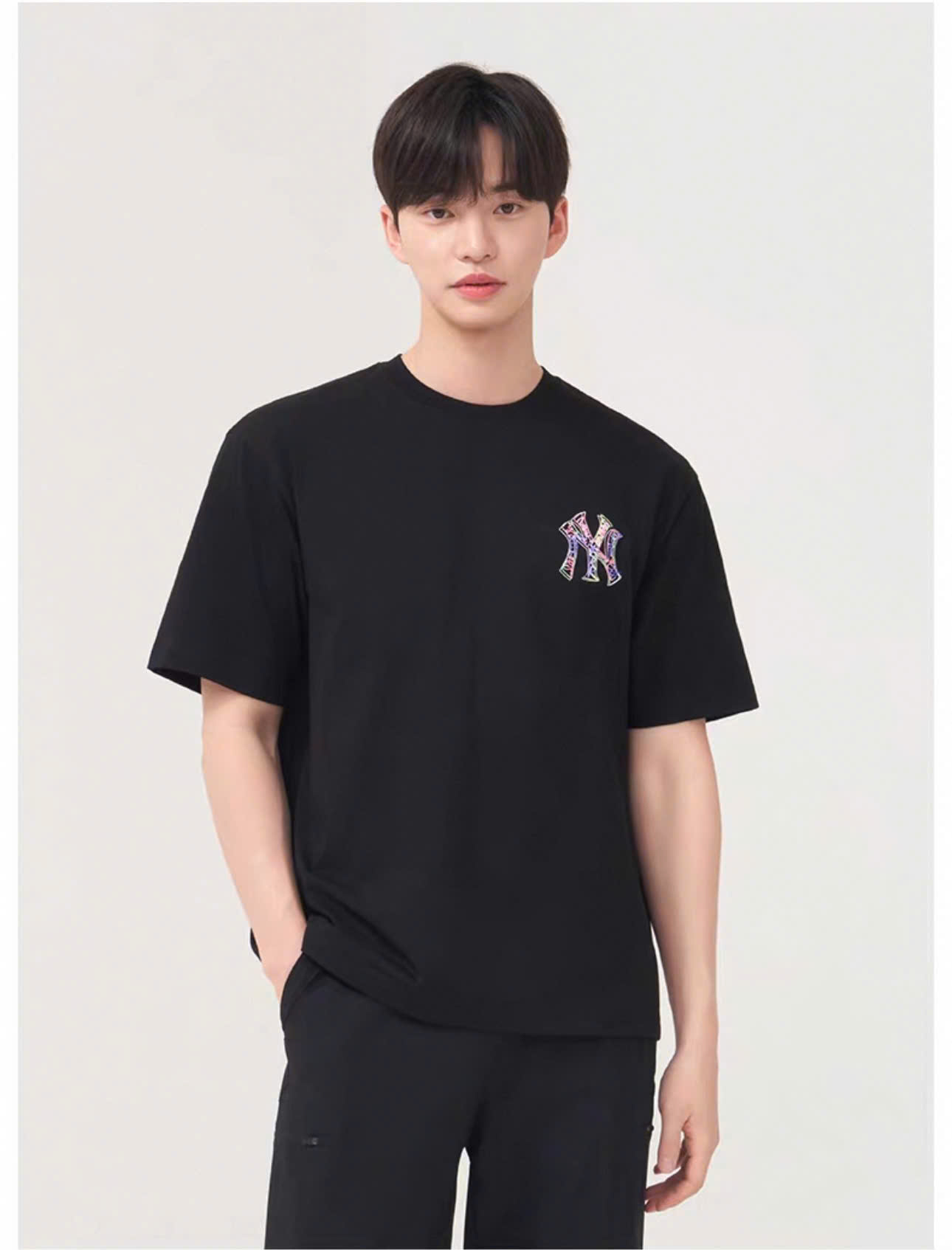 Áo phông unisex cổ tròn, sau lưng logo to, sắc màu