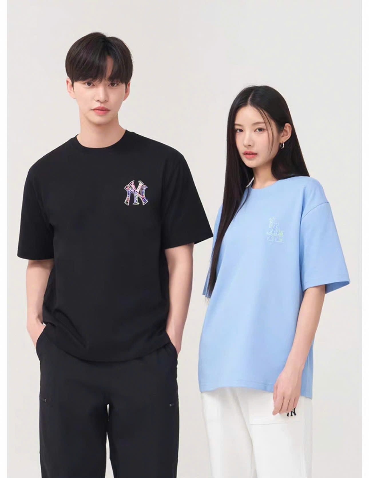 Áo phông unisex cổ tròn, sau lưng logo to, sắc màu