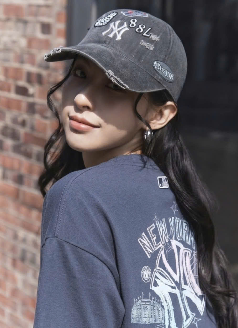 Áo phông unisex, logo in màu nhỏ trước ngực, sau lưng chữ màu lớn