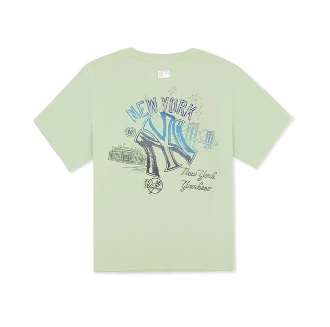 Áo phông unisex, logo in màu nhỏ trước ngực, sau lưng chữ màu lớn