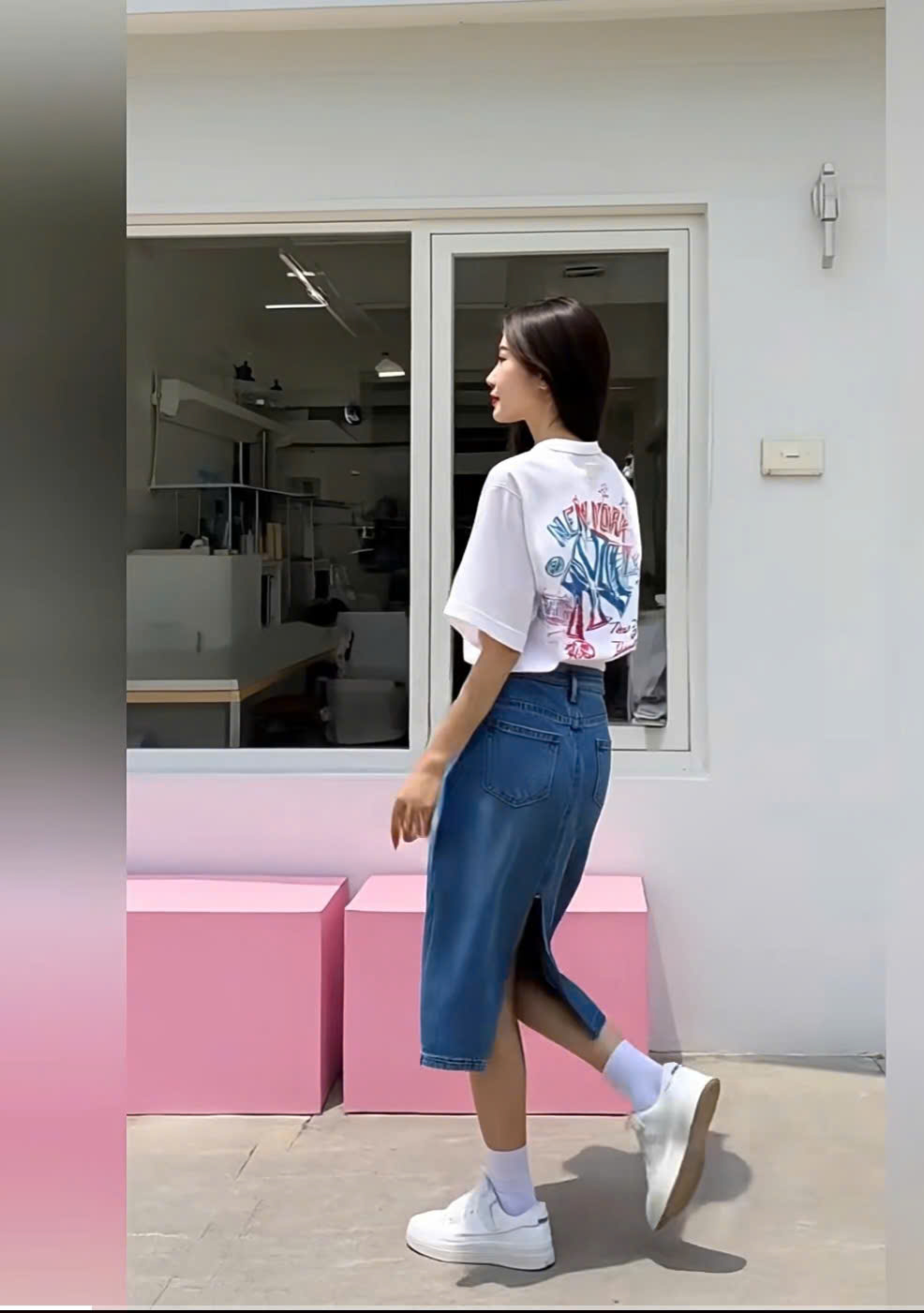 Áo phông unisex, logo in màu nhỏ trước ngực, sau lưng chữ màu lớn