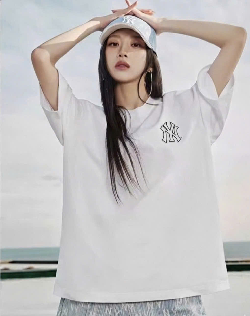 Áo phông unisex, logo nhỏ trước ngực, logo to sau lưng