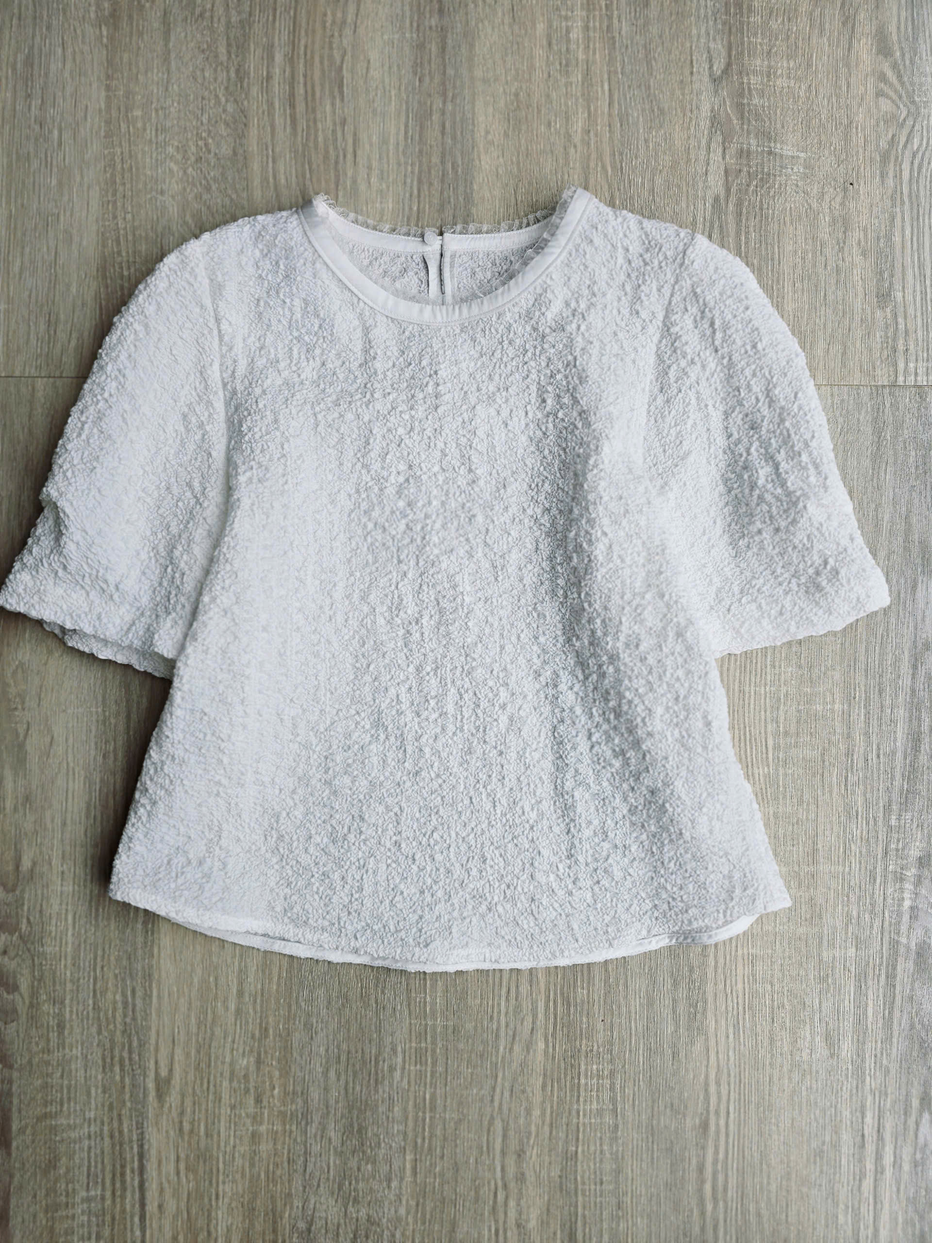 Áo sơ mi dáng lửng, cổ viền ren, vải dập nổi