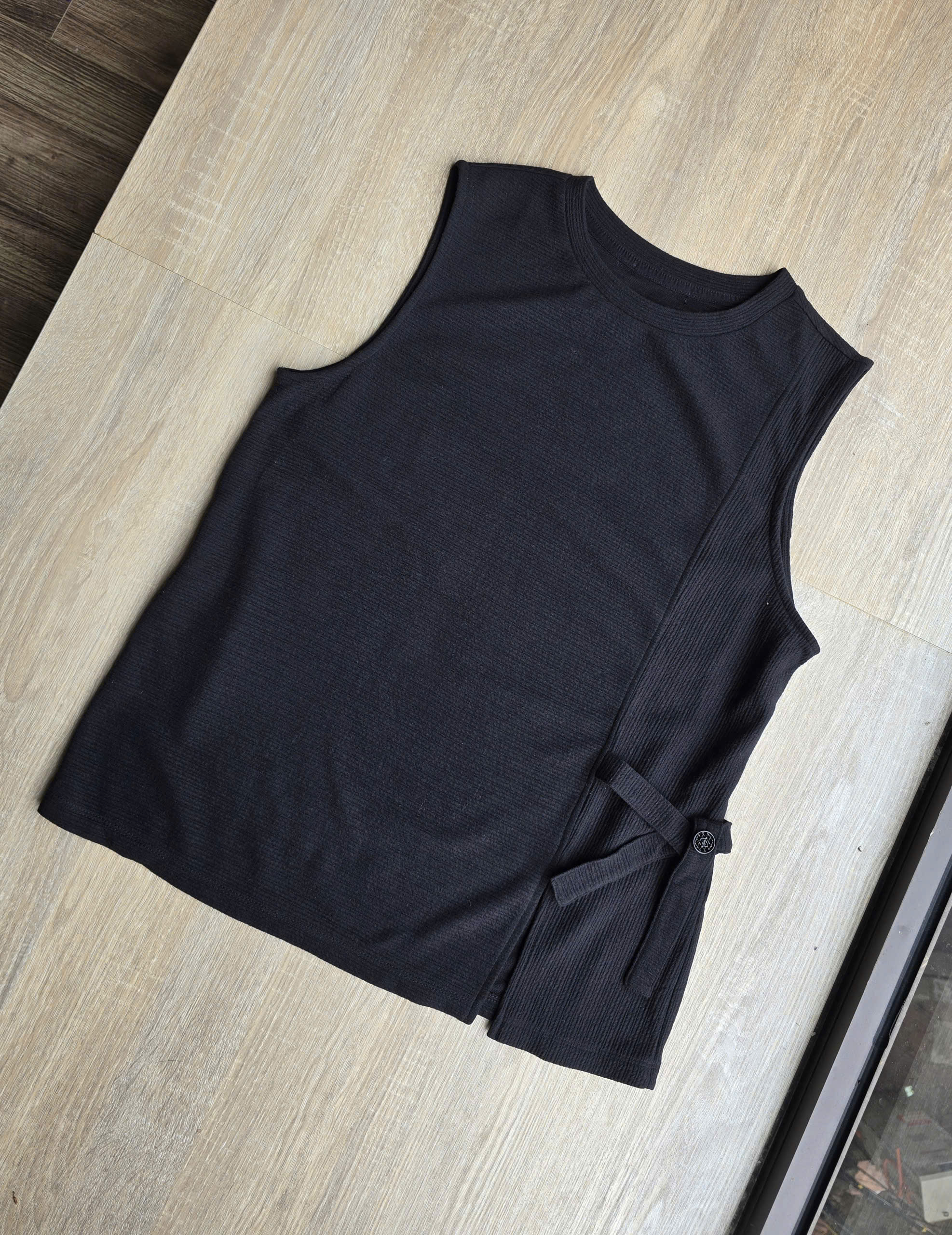 Áo thun ba lỗ, xẻ 1 bên trước, đính dây nơ