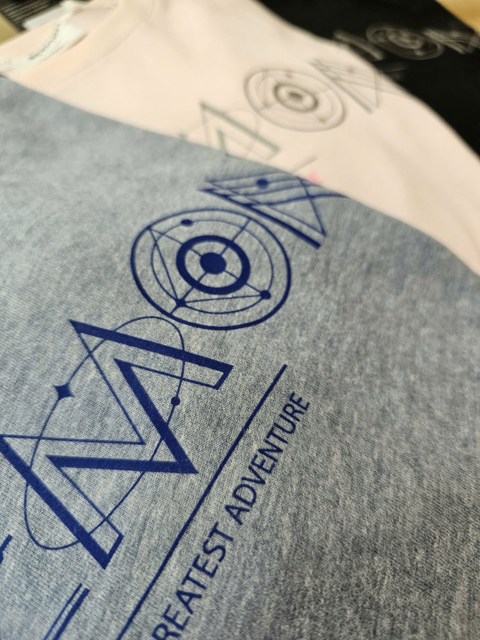 Áo thun cotton phối tay, chữ Beemon trước ngực