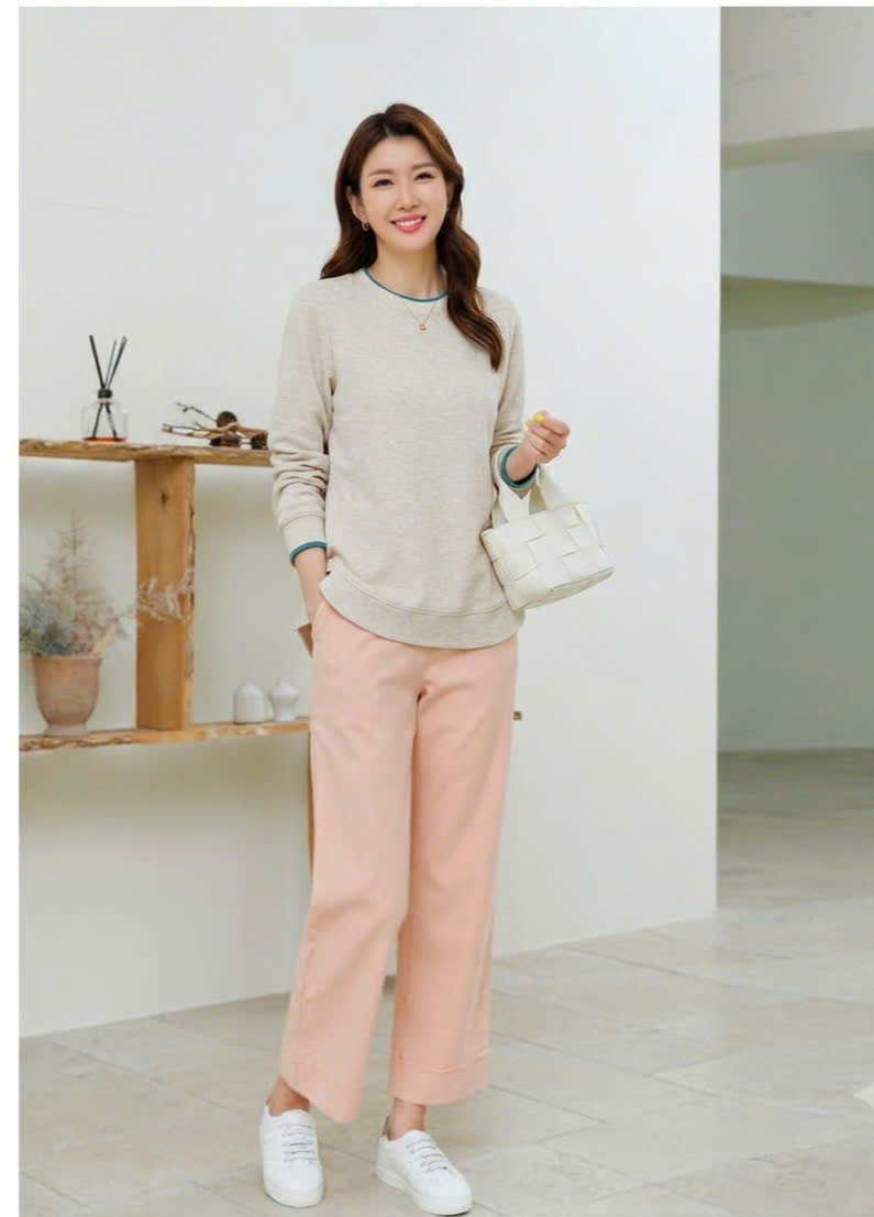 Áo thun dài tay cổ tròn, bo gấu tay, xẻ 2 bên tà áo